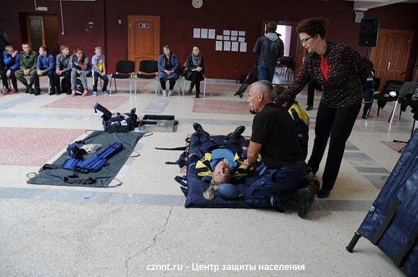 Спасатели учили школьников  навыкам оказания  первой  помощи  пострадавшим
