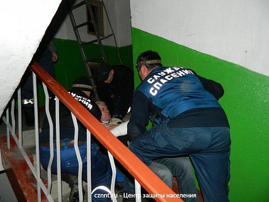 Спасатели помогли «Скорой помощи» вынести из квартиры  пострадавшего  с переломом позвоночника
