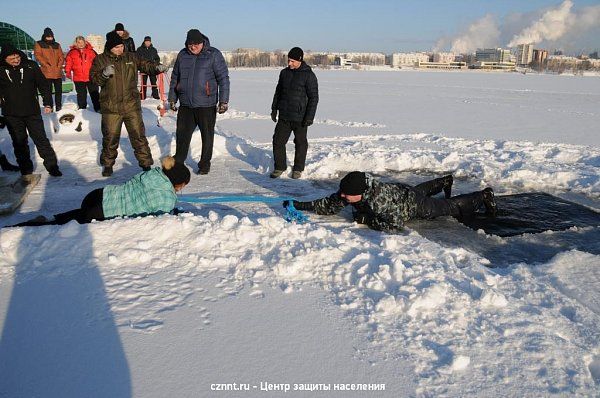 Спасатели обучали волонтеров методам спасения людей, провалившихся  под лед (фоторепортаж) 