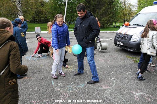 В День защиты детей, специалисты оперативных служб города организовали площадку «Мир без опасности» в парке имени А.П. Бондина .