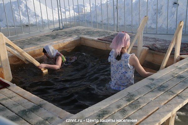 В Нижнем  Тагиле проходят массовые крещенские купания на берегу  Тагильского пруда (фоторепортаж)