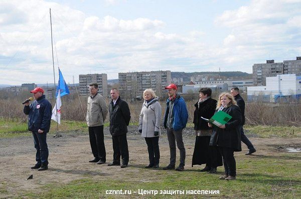 Открытие соревнований "Юный спасатель-2016", с напутствием к командам выступает директор МБУ ДО ГорСЮТур "Полюс" - Черных М.С.