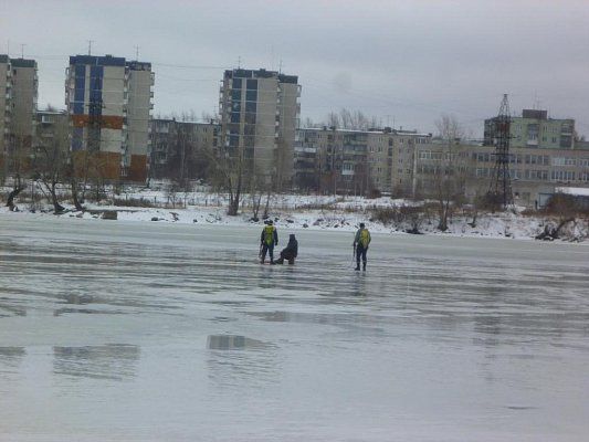 Спасатели проводят профилактические мероприятия по предотвращению несчастных случаев на льду водоемов города