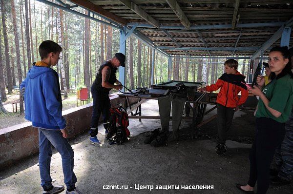 Начальник  спасательной  станции  Александренко В.Н. привез  ребятам для  показа   водолазное снаряжение