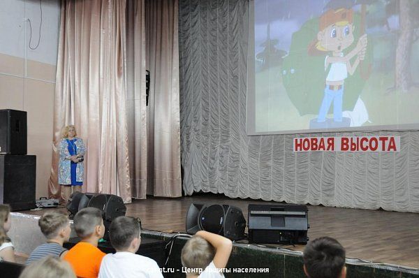 Методист МБУ Центра защиты  населения" Иванова О.И. проводит беседу  по безопасности детей летом