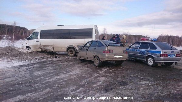 Под Черноисточинском произошла авария с участием микроавтобуса и легкового автомобиля.