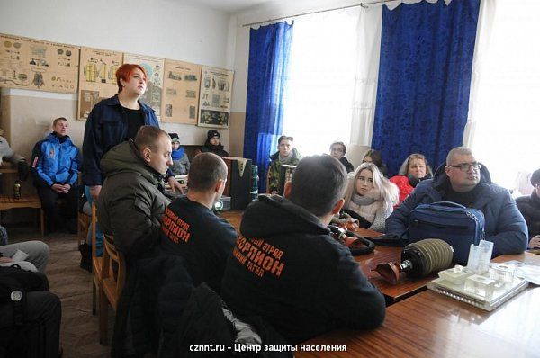 Спасатели обучали волонтеров методам спасения людей, провалившихся  под лед (фоторепортаж) 