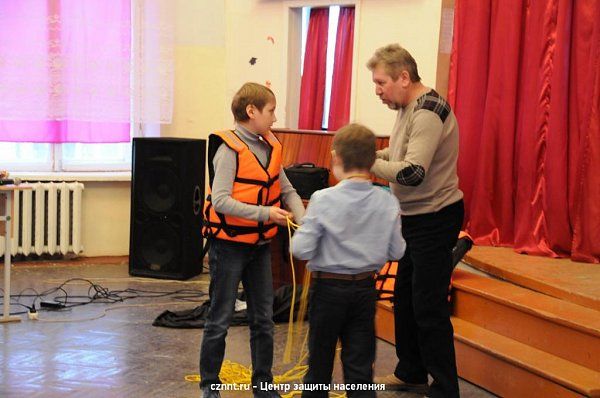 Спасатели учили школьников оказывать помощь человеку провалившему под лед