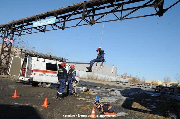 Спасатели отрабатывали навыки  оказания  помощи пострадавшему на высоте (фоторепортаж)