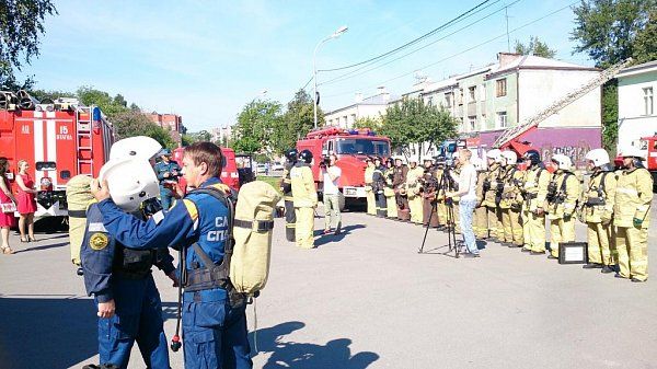 Учебно-тренировочное занятие спасателей совместно с пожарной охраной города