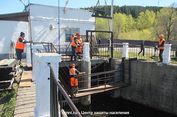 Тактико-специальные учения прошли на плотине Черноисточинского водохранилища.