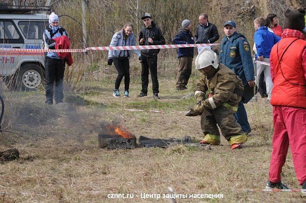 Техногенная  дистанция, этап "Надевание боевки (костюма пожарного) и тушение  очага возгорания  кошмой"