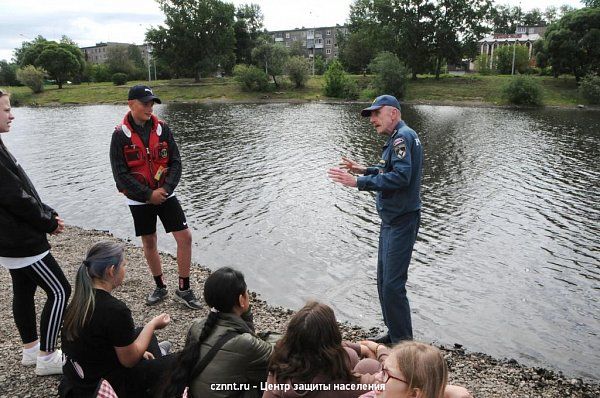 В парке Народном  спасатели учили юных волонтеров навыкам спасения  на воде