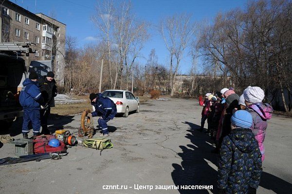 Спасатели  приехали в гости к ребятам из лагеря дневного пребывания школы № 50