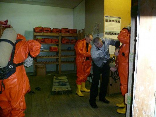 Поисково-спасательной службой проведены учения по работе в новых костюмах "Trellchem" 
