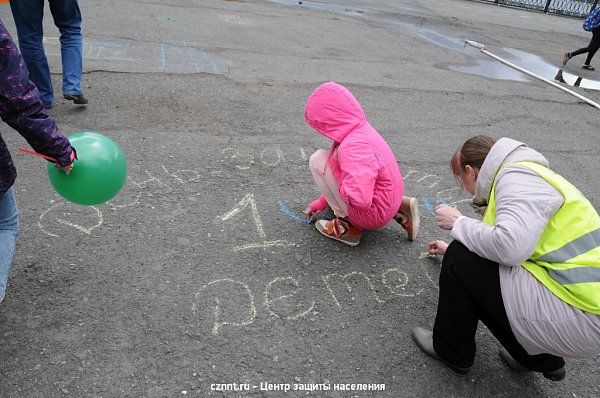 В День защиты детей, специалисты оперативных служб города организовали площадку «Мир без опасности» в парке имени А.П. Бондина .