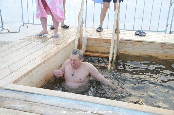 В Нижнем Тагиле проходят массовые Крещенские купания в проруби (фоторепортаж)