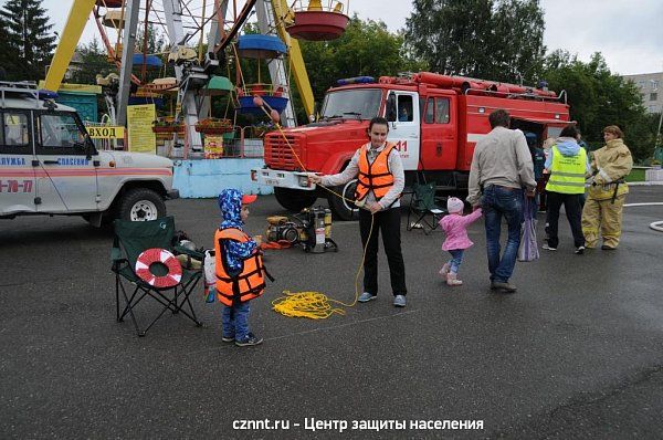В рамках «Дня города-2017»  в парке им. А.П.Бондина,  каждый желающий  мог попробовать себя  в роли спасателя и пожарного