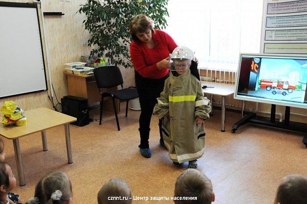  Дошколята познакомились  с профессиями спасателя  и пожарного