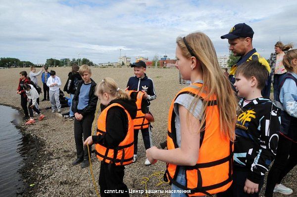 В парке Народном  спасатели учили юных волонтеров навыкам спасения  на воде