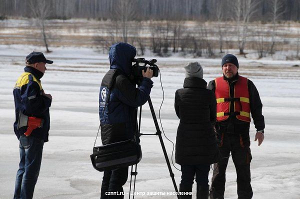 Тагильские спасатели предупреждают: выход на лед крайне опасен !