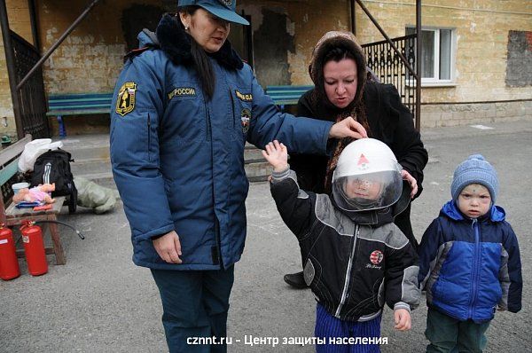 Специалисты четырех служб посетили детский дом «Антоновский», чтобы научить несовершеннолетних детей действовать в чрезвычайных ситуациях. 