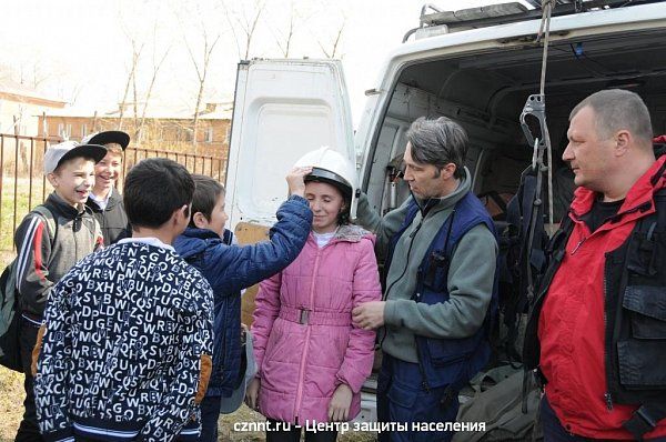 В рамках всероссийского открытого урока  по ОБЖ прошел мастер-класс  спасателей  в школе № 66